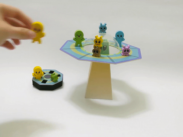 Animated demonstration of alien pieces falling from the wobbling UFO